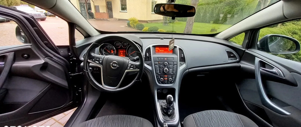 Opel Astra cena 31900 przebieg: 95000, rok produkcji 2013 z Strzegom małe 704